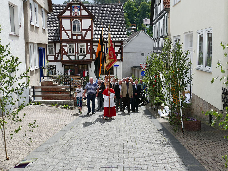 Fronleichnamsprozession durch die Straßen von Naumburg (Foto: Karl-Franz Thiede)